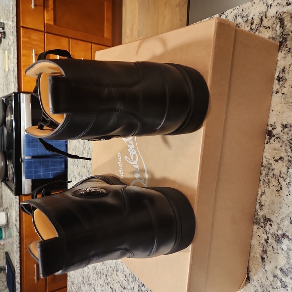 Christian Louboutin - Picture 9 of 10